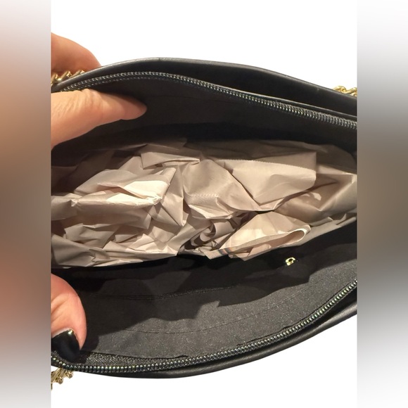 New-Gloria Vanderbilt Black Pebbled Shoulder Tote with Gold Chain Straps - Picture 4 of 6